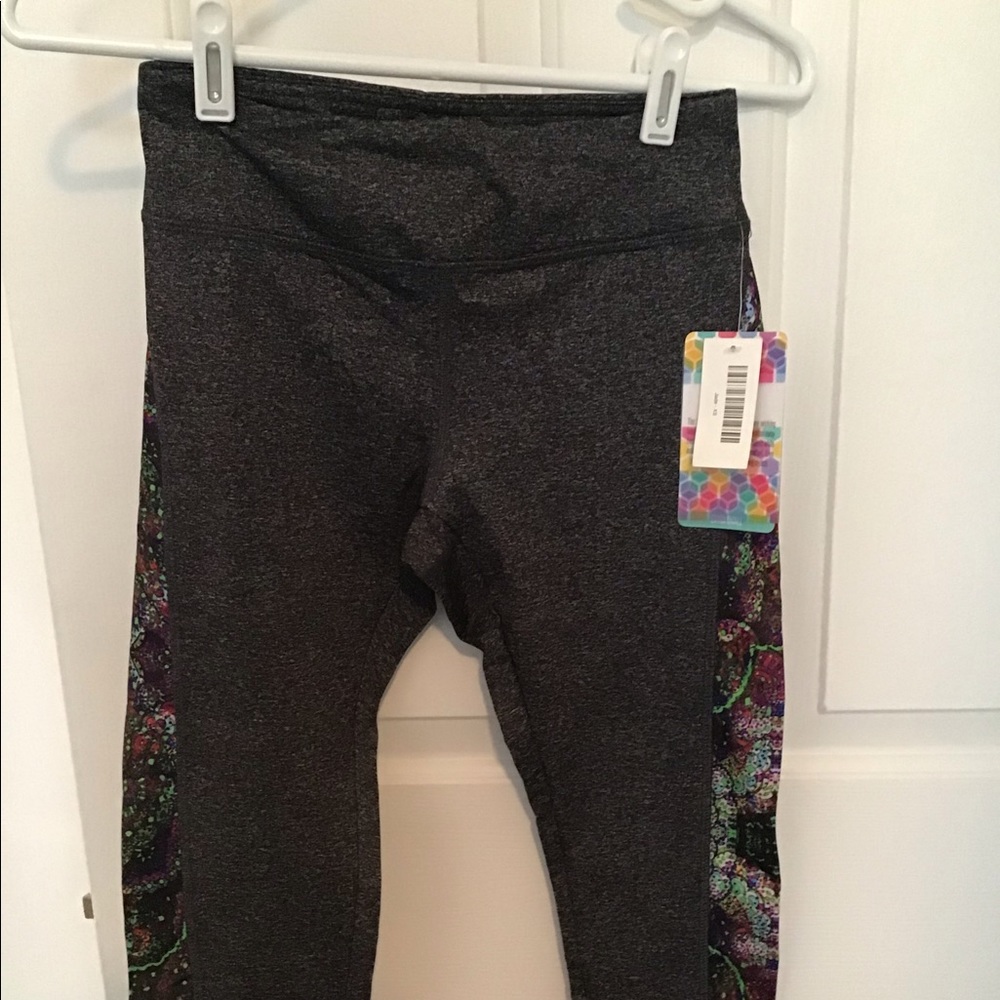 NWT~ LuLaRoe XS Jade Capri Athletic pants